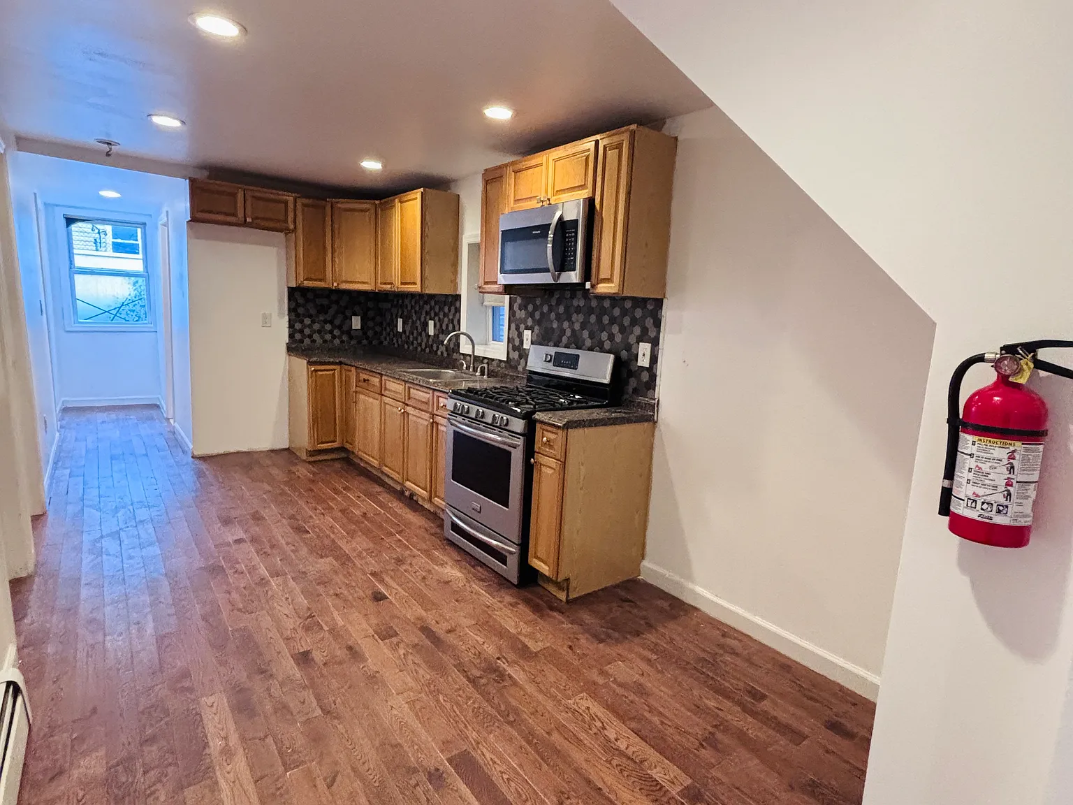 3 bed, 1000 sqft, $2,150 — Photo 3