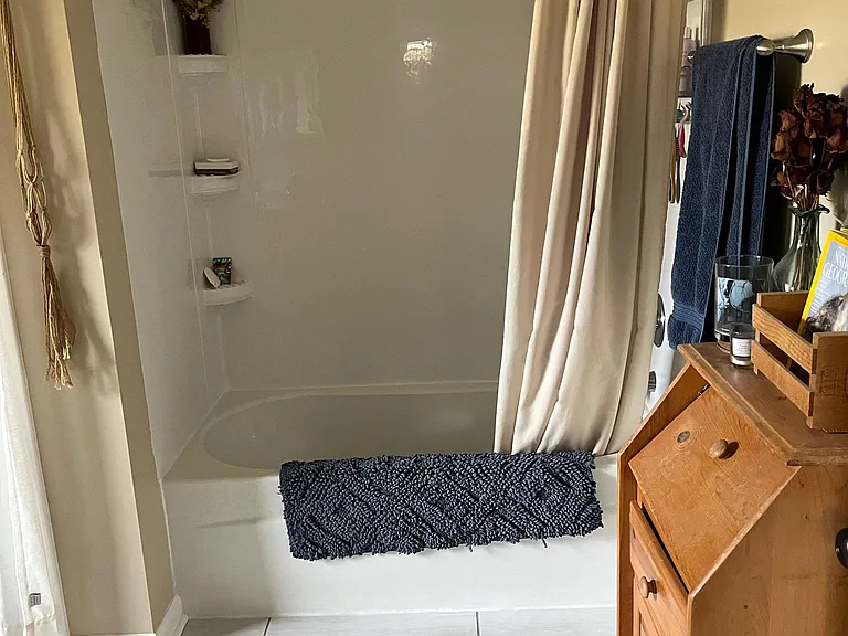 primary bathroom (example with furnishing)