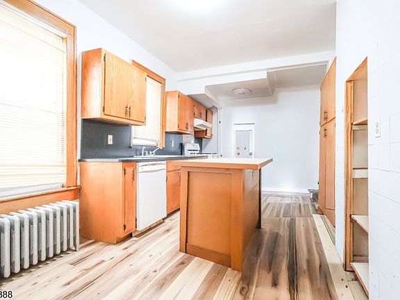 5th image of 741 Highland Ave