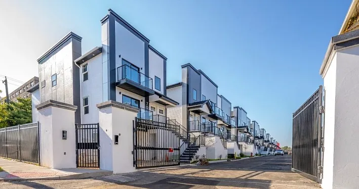 712 Seaport Dr — Photo 1