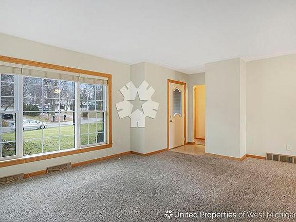 5th image of 938 Parkhurst Ave NW