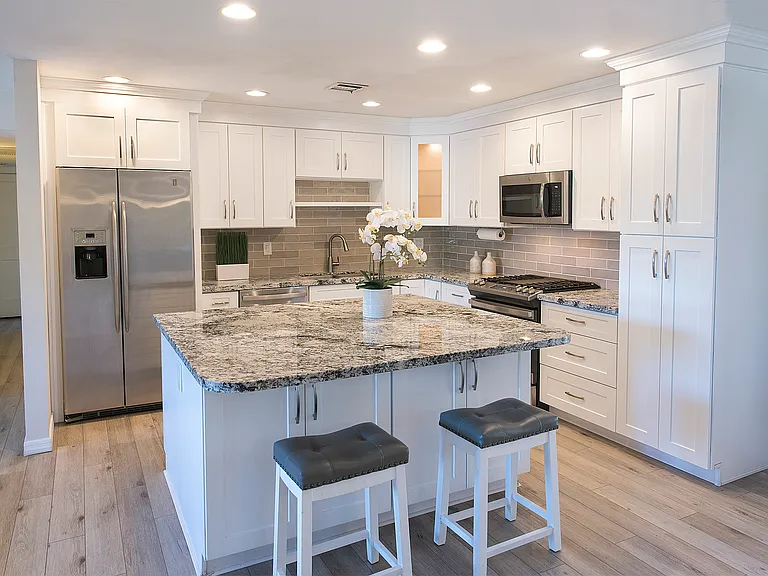 1236 E Del Rio Dr — Photo 2