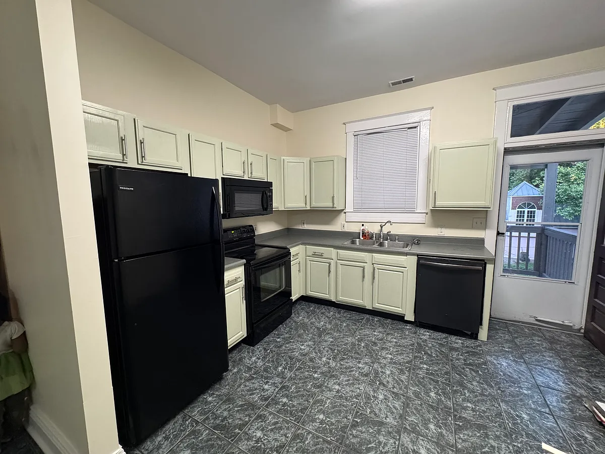 Kitchen - 1338 Morton Ave #3