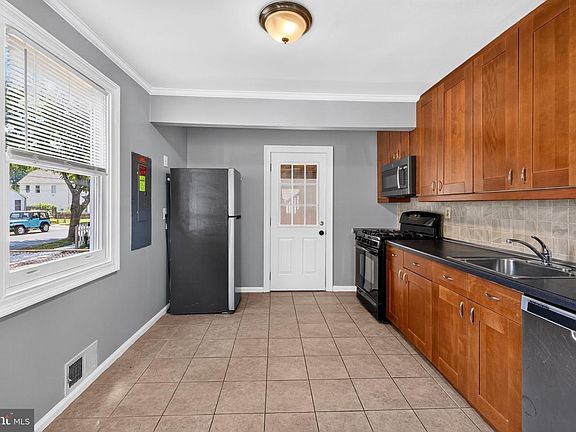 3rd image of 608 Burgundy Dr