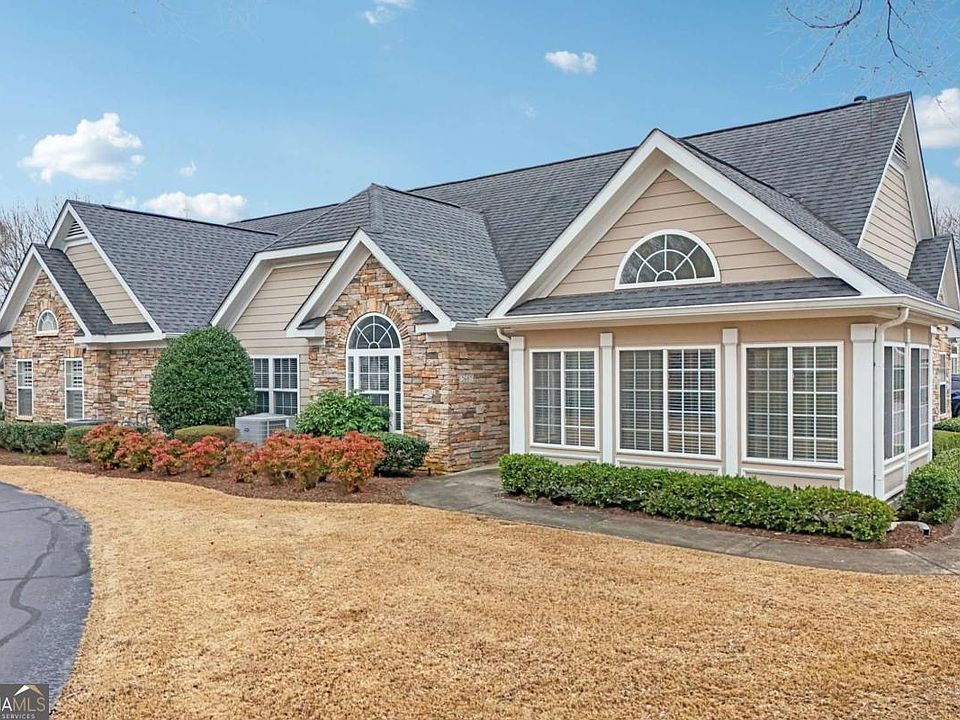 1st image of 2607 Village Ln