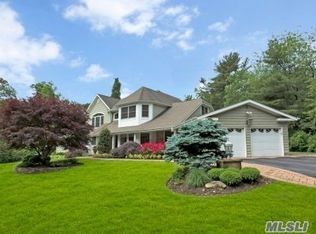 11 Spinning Wheel Ln, Dix Hills, NY 11746