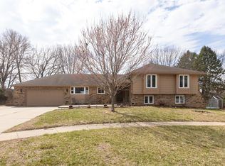 7508 Benton Dr, Urbandale, IA 50322