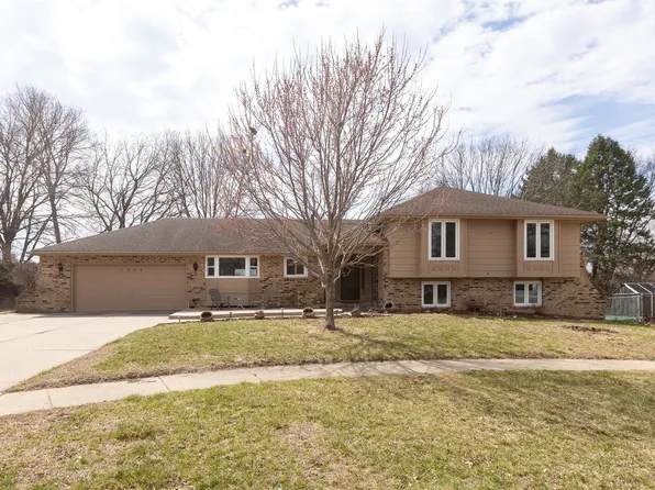 7508 Benton Dr, Urbandale, IA 50322