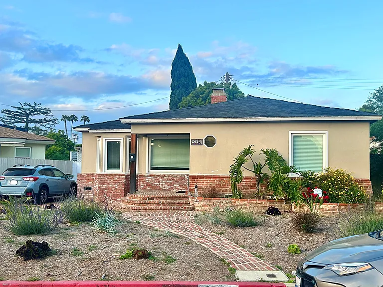 2654 Granville Ave — Photo 2