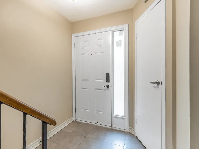 159 Sandringham Cres — Photo 1