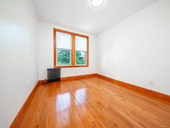 4th image of 3228 45th St APT 2R