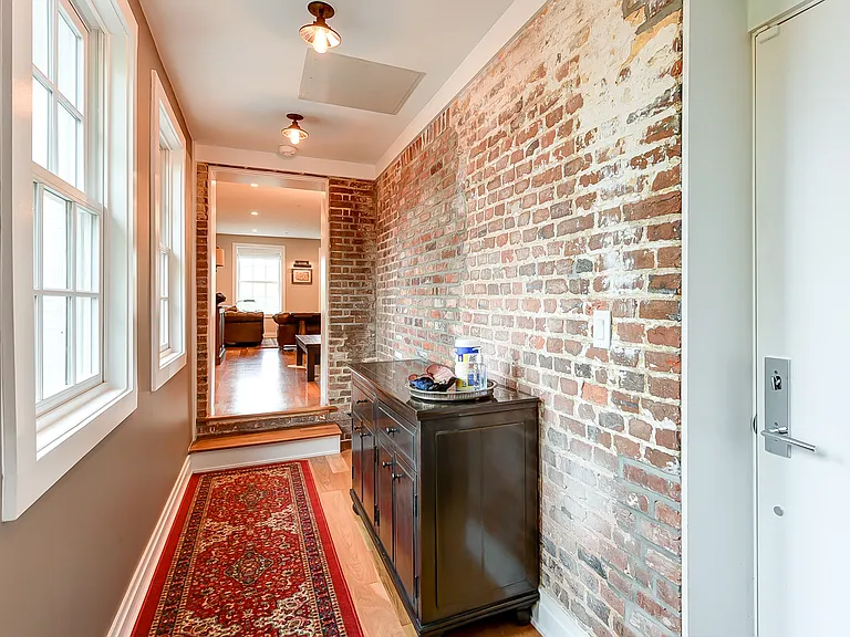 628 S Carolina Ave SE — Photo 2