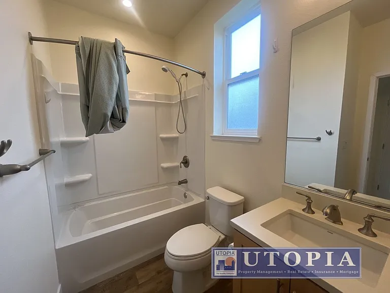 Beautiful and Spacious 3-bedroom, 3.5-bathroom Townhouse Located in the heart of Seabright. — Photo 19