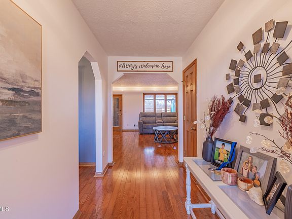 2nd image of 1331 Bloomingdale Pike