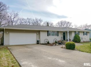 16 Apple Tree Ln, East Peoria, IL 61611