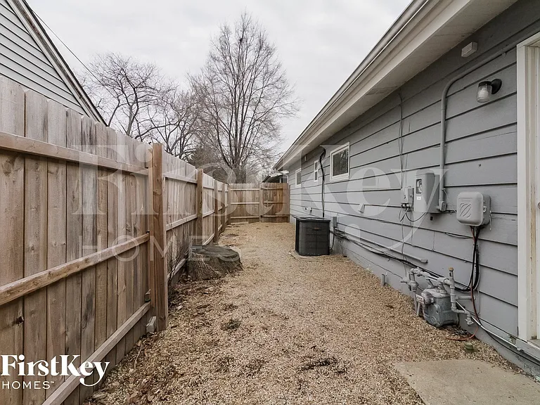1054 Kenmore Ave — Photo 13