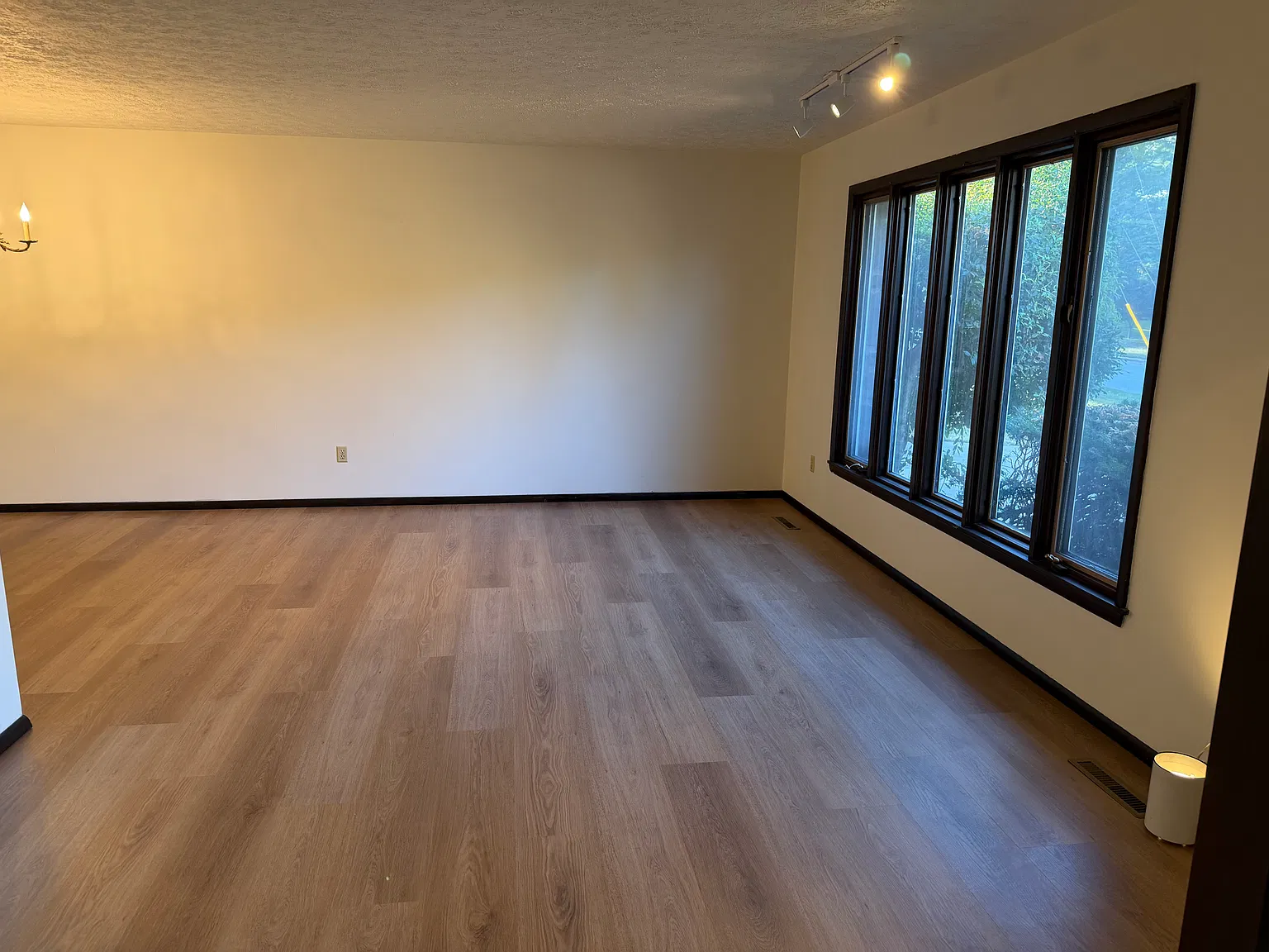 3 bed, 2045 sqft, $1,795 — Photo 3