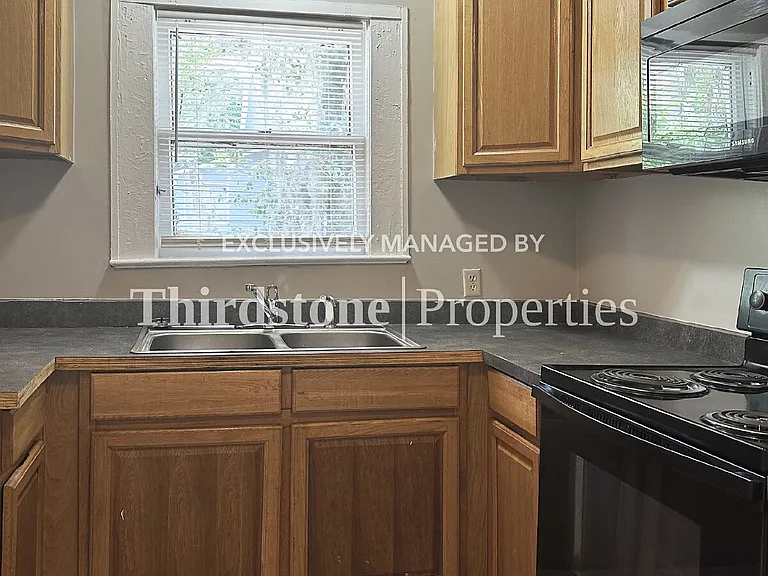 961 Dorchester St — Photo 7