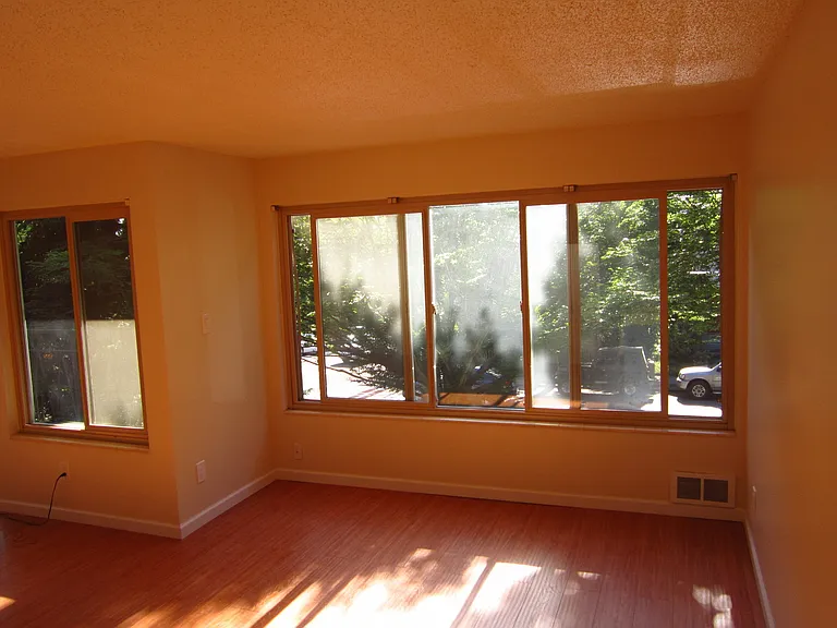 1821 E Thomas St — Photo 3