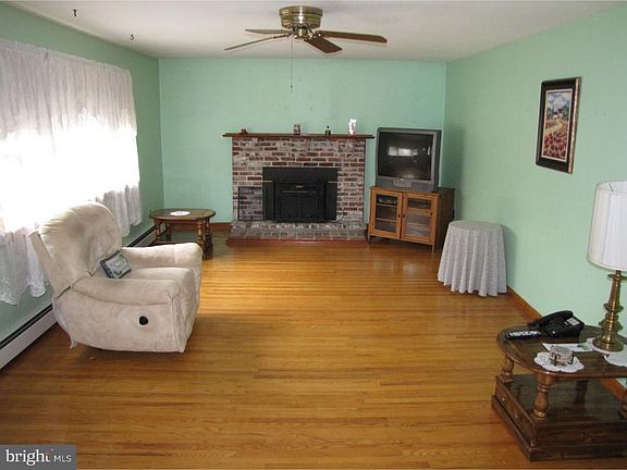 4th image of 221 Pine Ave