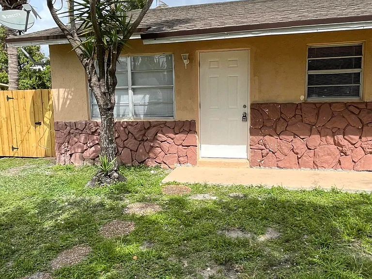 1045 Miami Blvd — Photo 13