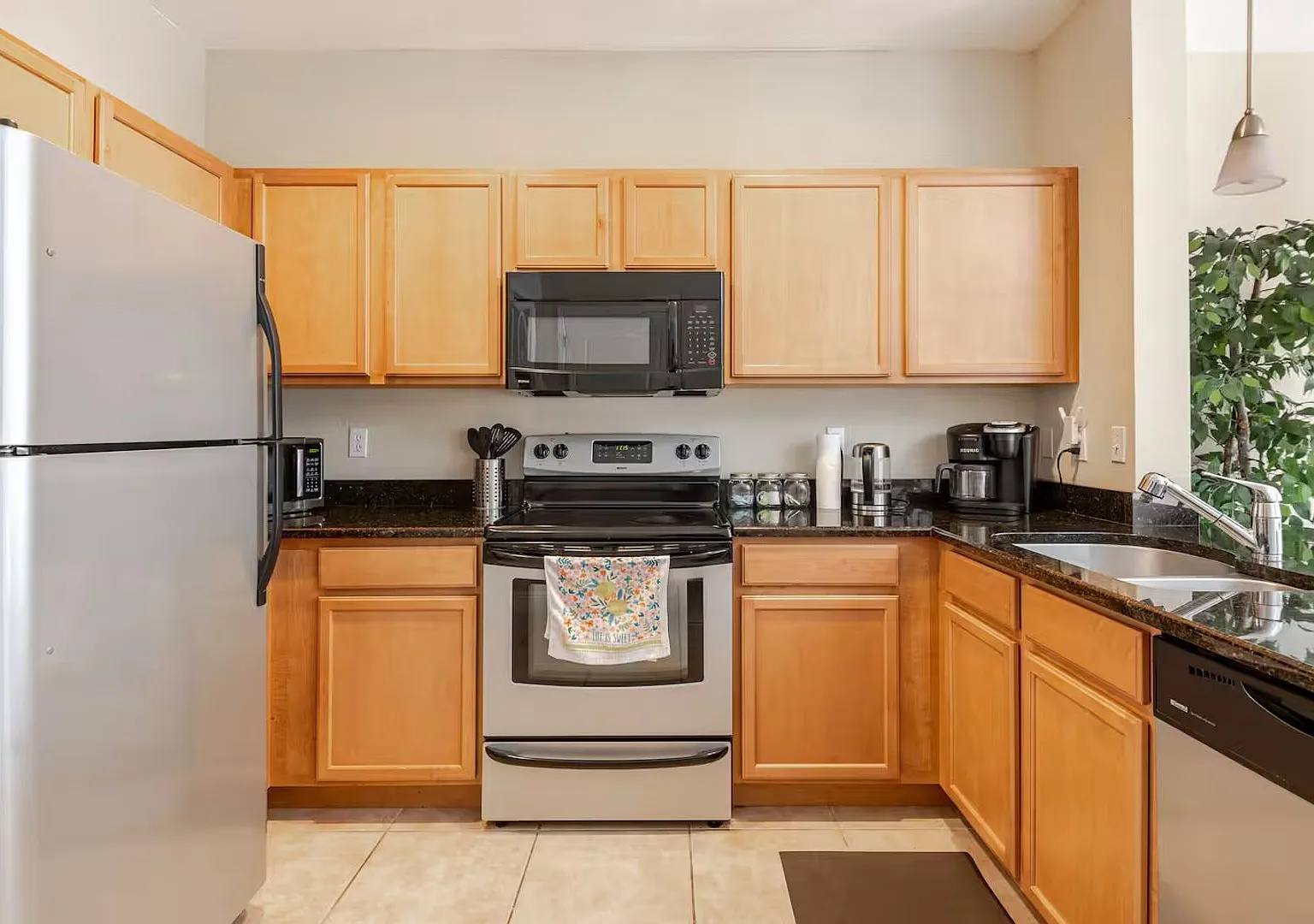 Fully Furnished 3-Bedroom/3-Bath Townhome — Photo 4