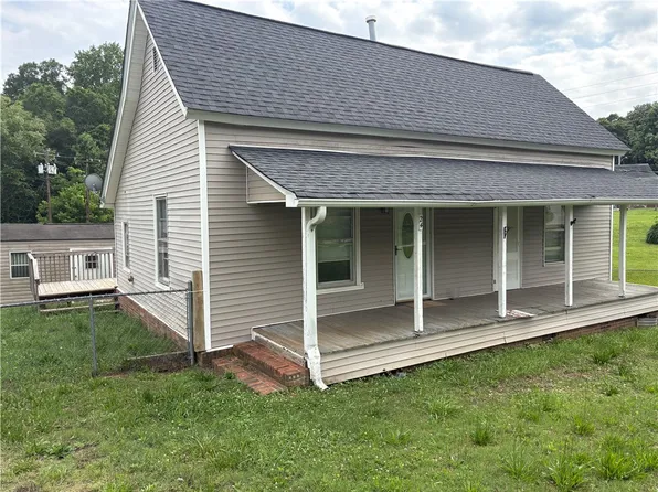24 Adger St, Pelzer, SC 29669