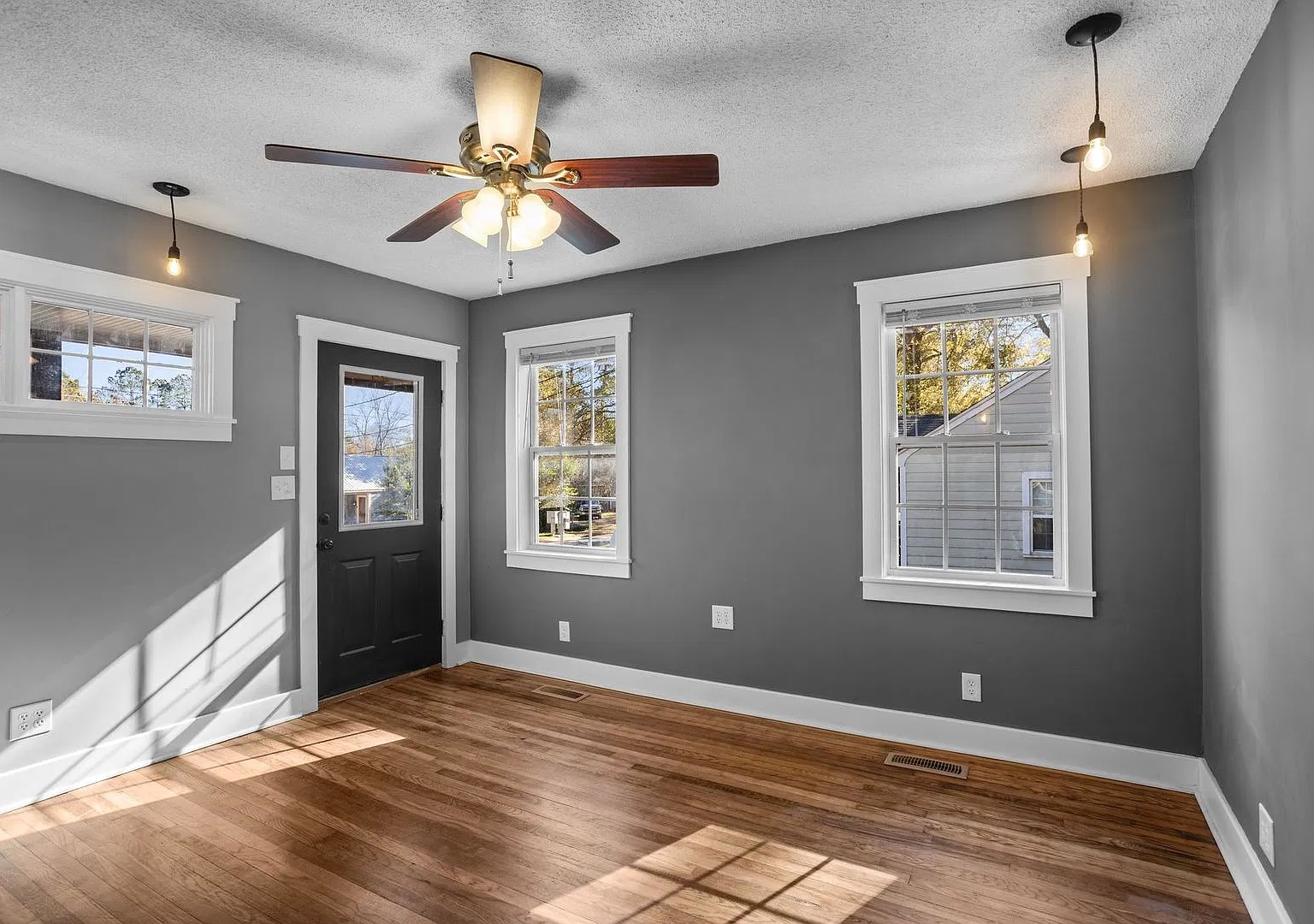 1 Bedroom 1 Bath Duplex in the Heart of Auburn — Photo 3