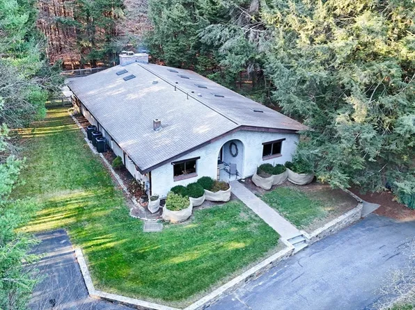 360 Quaker St, Northbridge, MA 01534