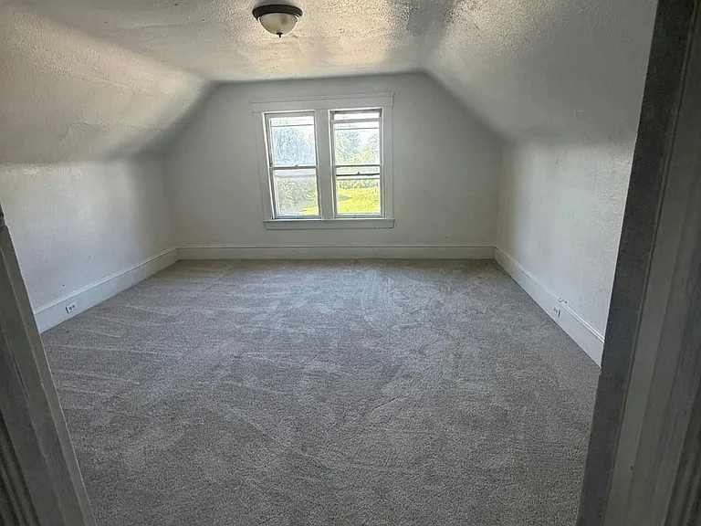 9800 Kennedy Ave — Photo 23