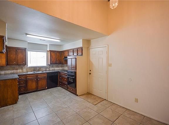 5th image of 339 Towne House Ln