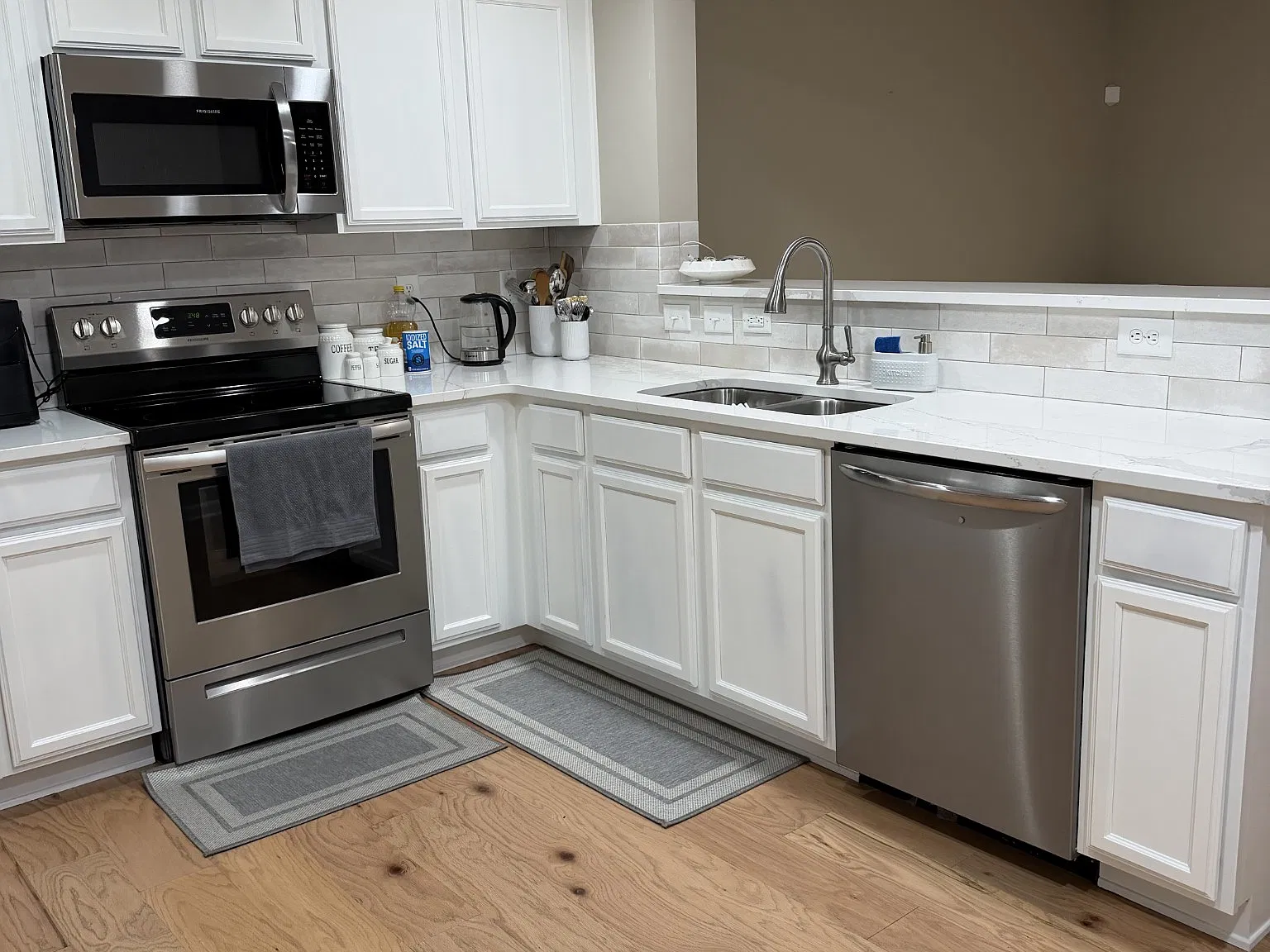 2 bed, 2.5 bath, 1300 sqft, $1,900 — Photo 4