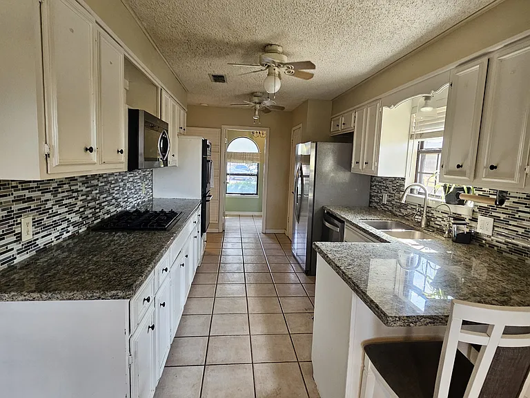 2402 Emerson Ct — Photo 13
