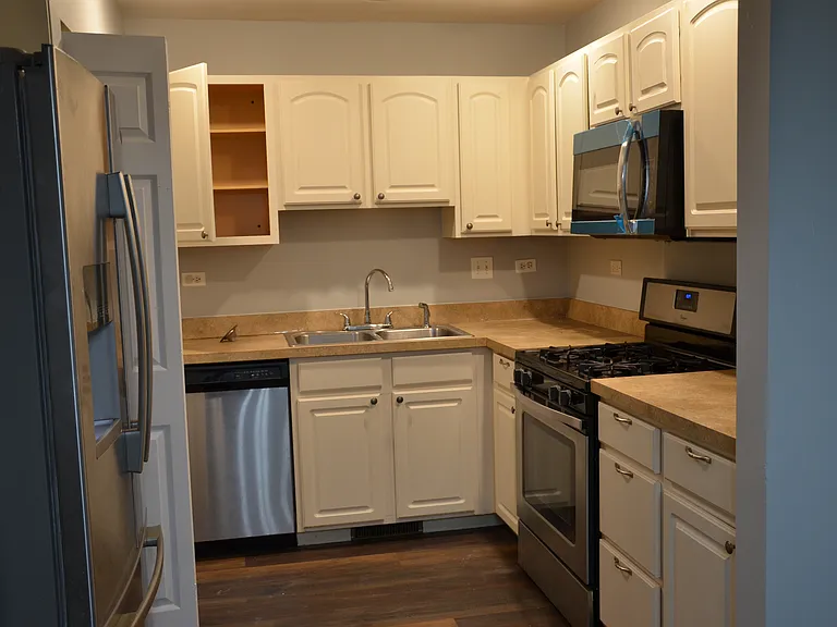 654 Lincoln Station Dr — Photo 3