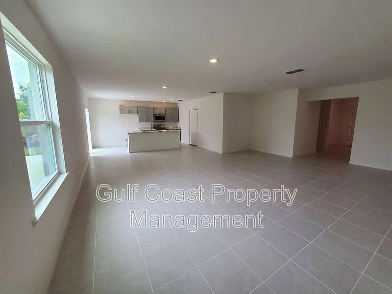 4 bed, 2.0 bath, 1867 sqft, $1,850 — Photo 2