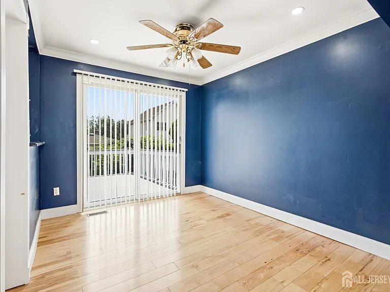 264 E George Pl — Photo 9