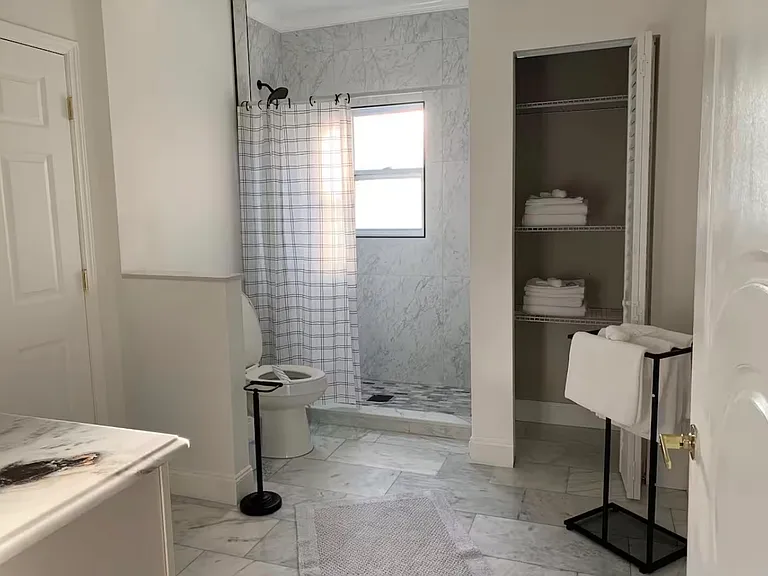 120 W Chapman Rd — Photo 22