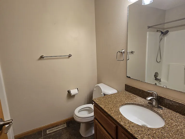 hallway bathroom, full with tub