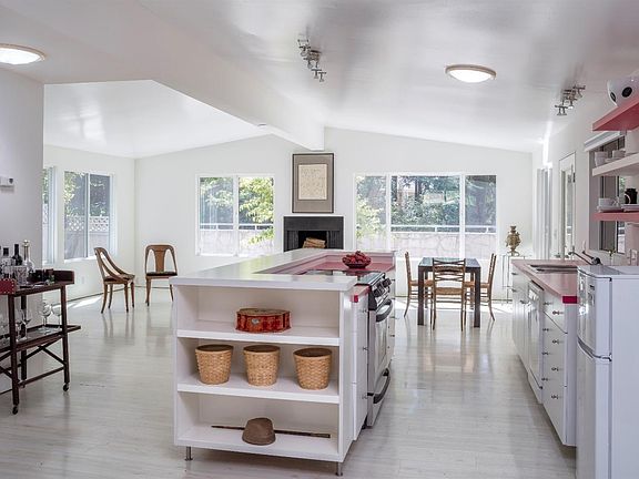 3rd image of 20 Los Robles Ct