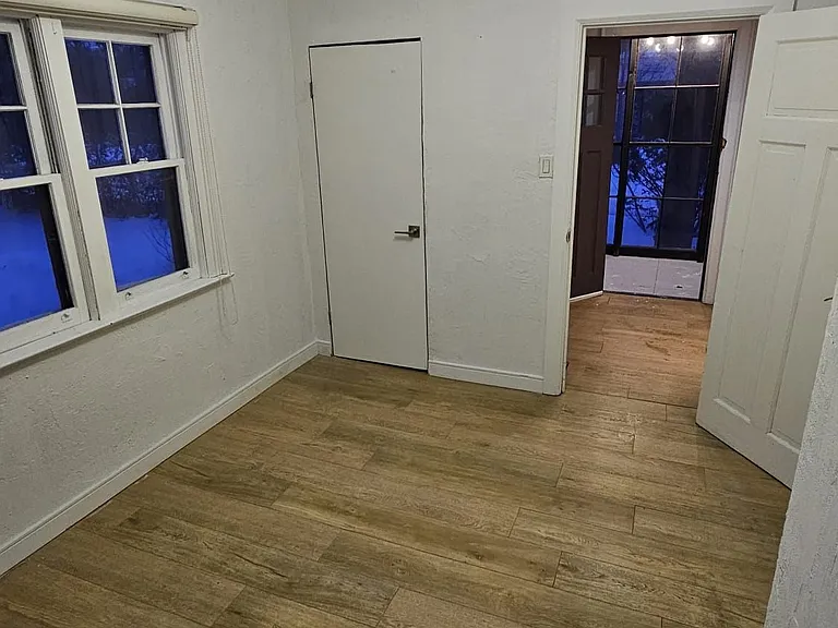 233 Ellerslie Ave #MAIN — Photo 4