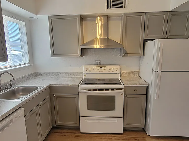 2524 Chelwood Park Blvd NE #C — Photo 14