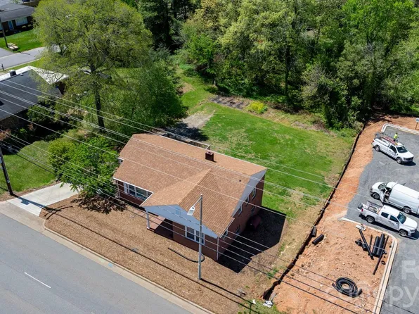 3015 N Center St NW, Hickory, NC 28601