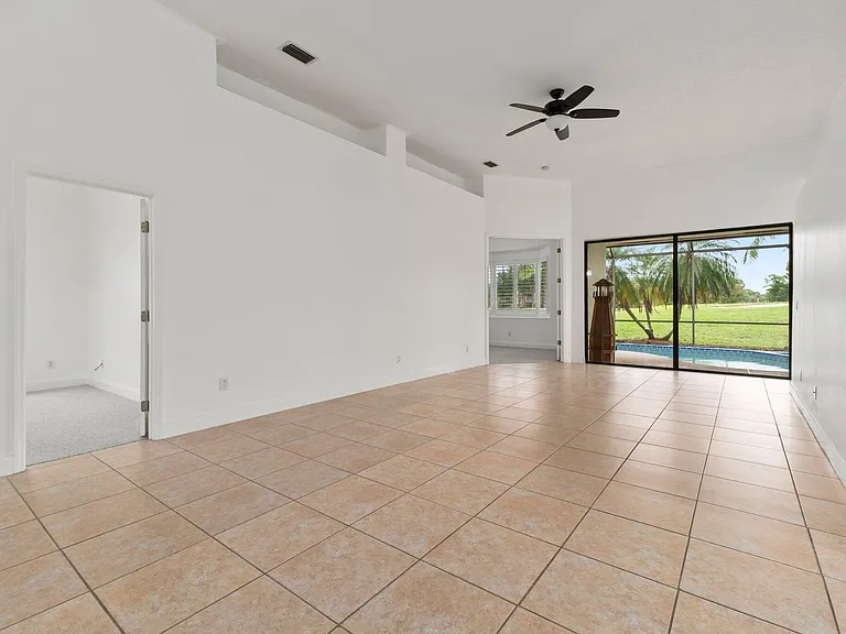 435 SW Jefferson Cir — Photo 6