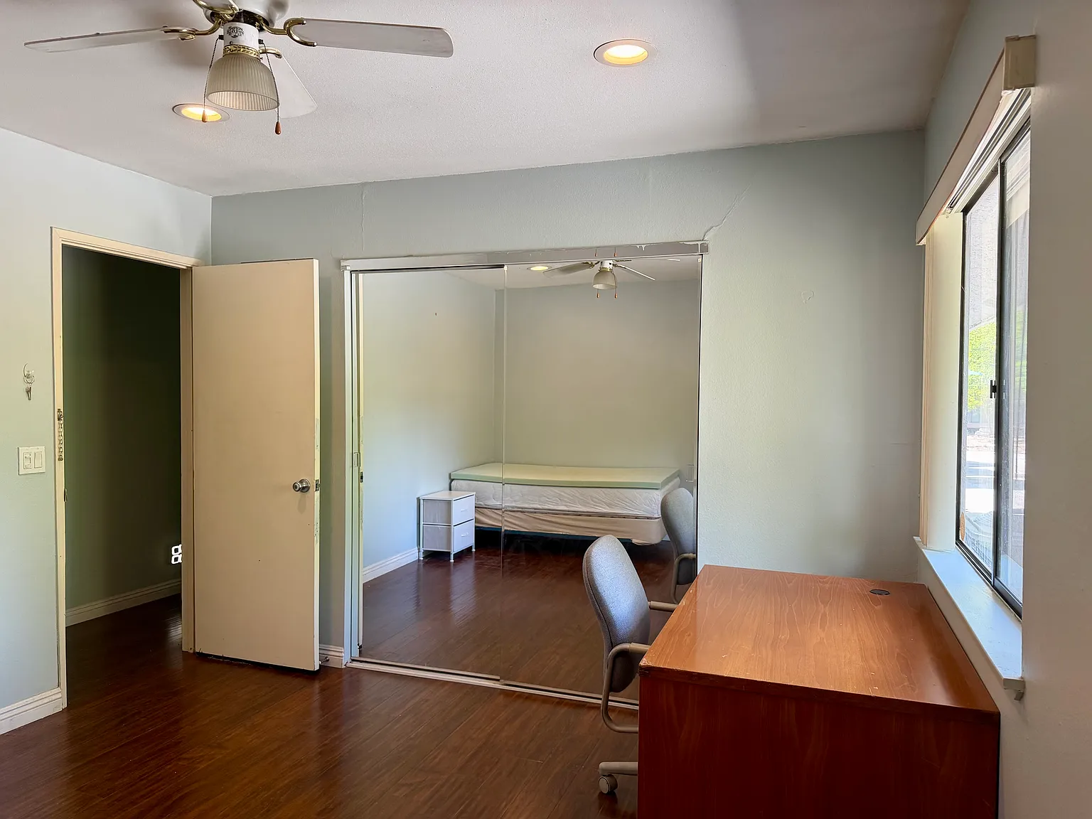 5 bed, 3694 sqft, $1,000 — Photo 3