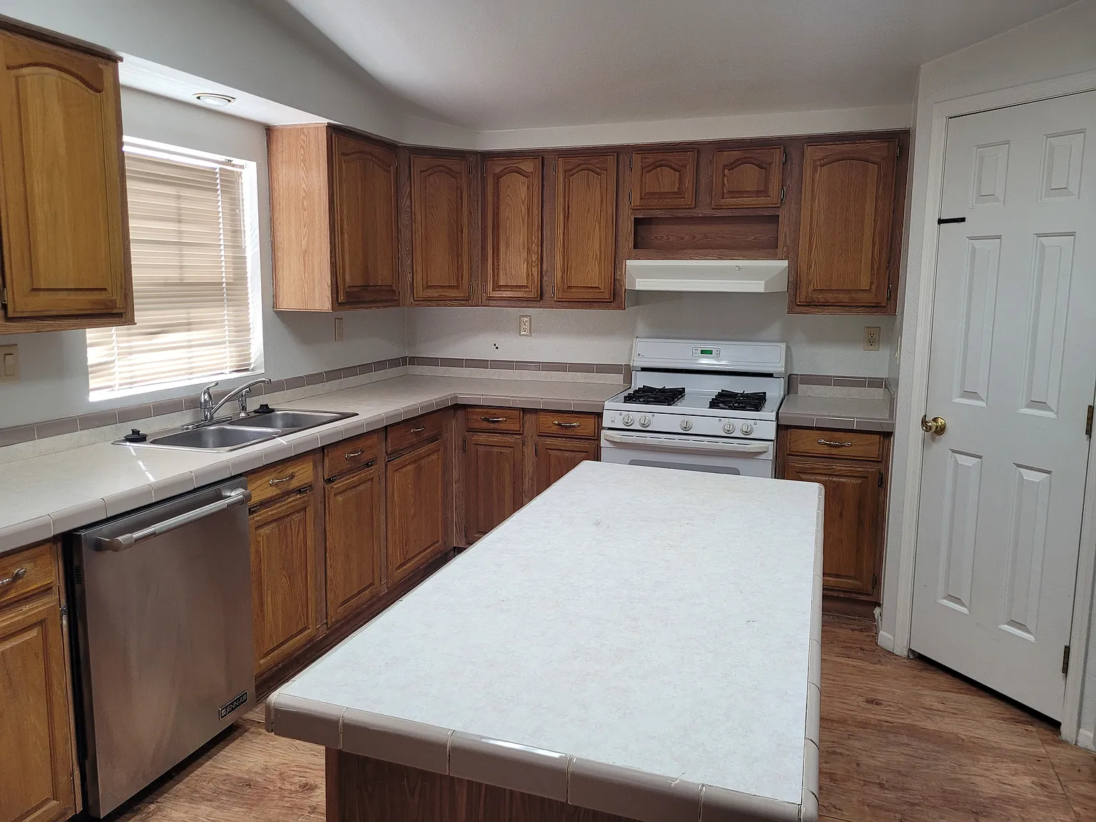 3 bed, 1949 sqft, $2,150 — Photo 3