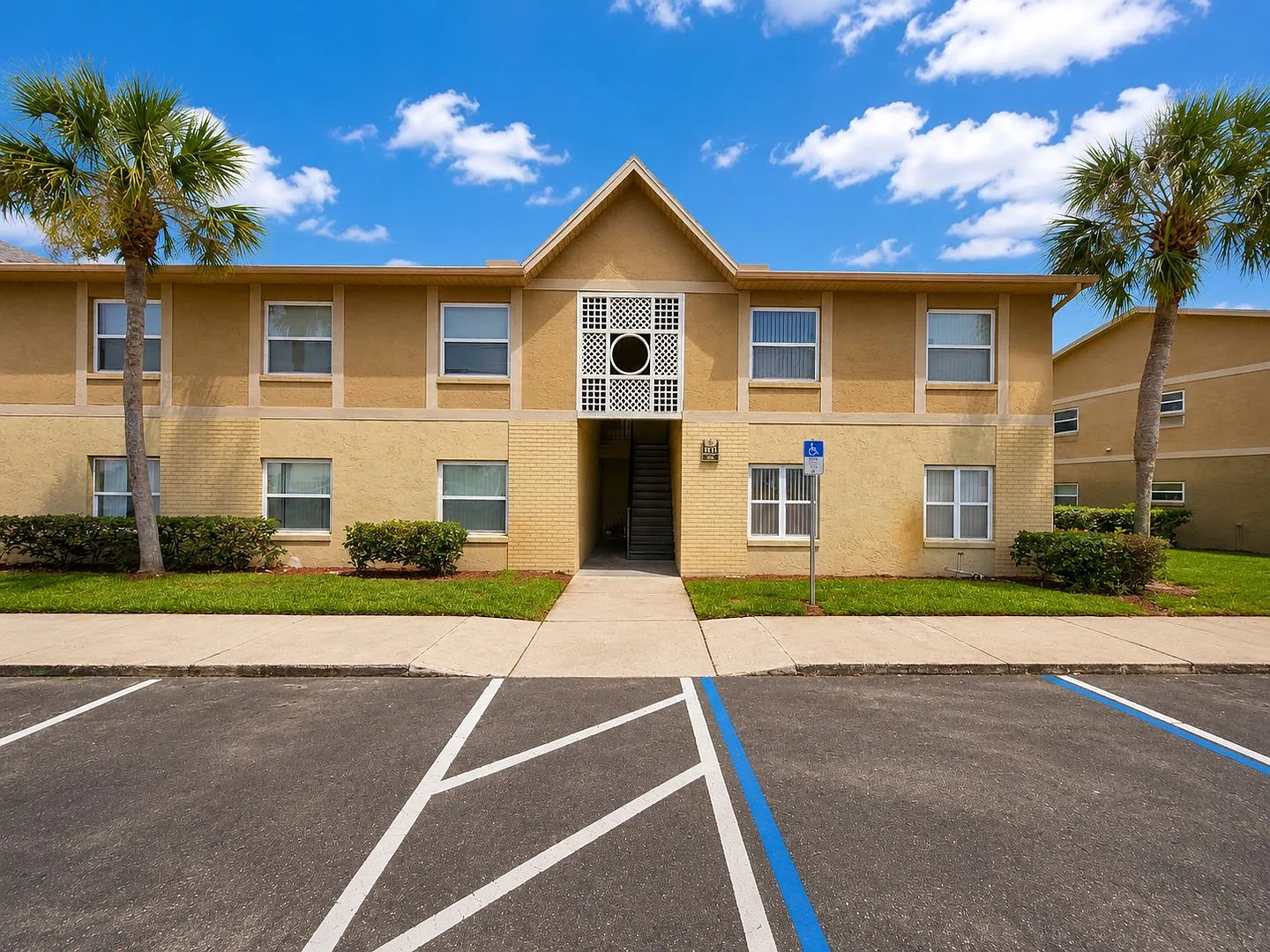2 Bedroom 2 baths Condo at Hawthorn Village, Orlando, Florida — Photo 2