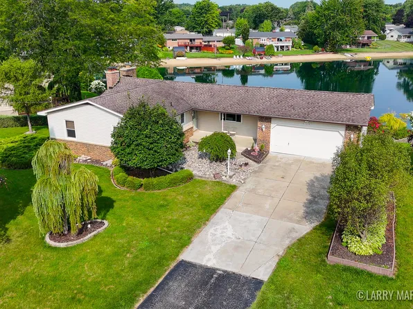 905 Crystal Dr, Jenison, MI 49428
