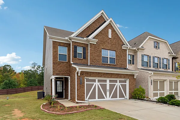 1190 Hampton Oaks Dr — Photo 2