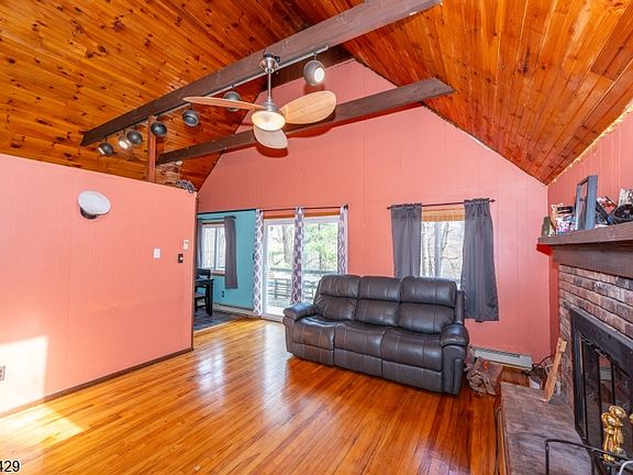 5th image of 31 Plum Tree Rd