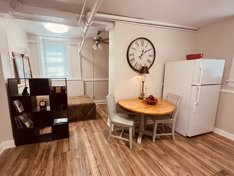 33 Avon St S — Photo 14